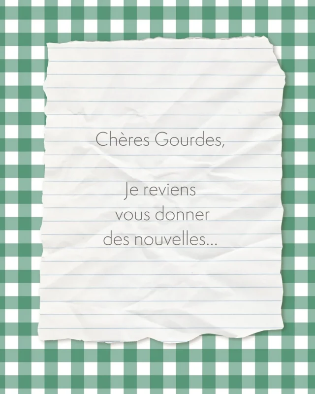 Chères Gourdes, 

Je reviens vous donner des nouvelles... 
Depuis le dernier message de Gaston il y a 3 semaines, 
vous avez été très nombreuses à m'écrire : messages, e-mails, cartes, et même des colis remplis de douceurs. 

Je n’ai pas pu vous répondre à toutes et tous mais je tenais à vous dire que j’ai lu et relu chacun de vos mots avec beaucoup de joie ! 

Je traverse une période de santé un peu chahutée : 
mon système nerveux  a été touché par une maladie auto-immune affaiblissant peu à peu mes 4 membres.

J'ai été très bien prise en charge à l’hôpital et je vais mieux. Chaque jour,  je regagne un peu de force et d'autonomie. 

La rééducation est longue, la fatigue bien présente mais le moral est bon et je progresse un peu tous les jours. 

Patience. 
Patience. 
Patience.

J’ai la chance d’être entre les mains de soignants aussi adorables que passionnés. 
Je suis très entourée au quotidien par le soutien et l’amour de notre famille et de nos amis.
C’est précieux.

Gaston me ronronne chaque jour à l’oreille que tout ira bien. Il commence à se plaindre de tous ces bouquins que je laisse trainer sur le canapé une fois lus. 
Il les trouve moins confortables que les tissus auxquels il était habitué. 
Lui aussi, l'atelier commence à lui manquer. 

Je ne peux pas encore retravailler et être active ici pour l'instant. En attendant notre retour à l’atelier, le site fonctionne normalement. Mister Gourde gère les expéditions, en + de tout le reste !  Vos commandes sont un vrai soutien en ce moment. Merci du fond du cœur.

Certains jours, le temps s’étire plus encore que Gaston au réveil de la sieste, mais je sais que je reviendrai, dans quelques semaines  ou quelques mois, avec des projets plein la tête  et une envie folle de retrouver l'atelier avec vous. 

En attendant, j’espère que vous passez de bons moments près de votre machine à coudre - et que vous pensez à moi quand vous sortez votre découd-vite ! 

Merci du fond du cœur pour toutes vos bonnes ondes.

Gourdement, 

Anne